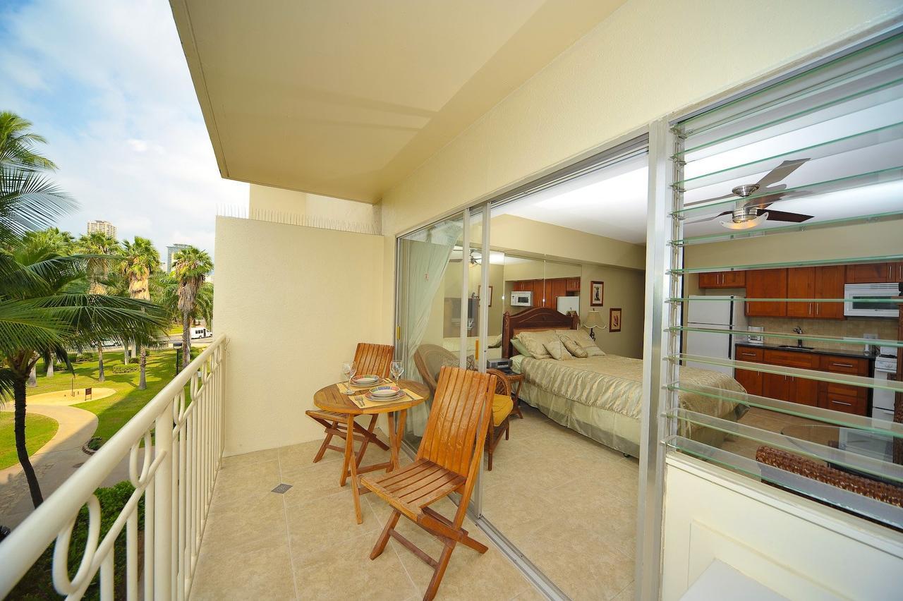 Waikiki Shore Beachfront Honolulu Exterior foto